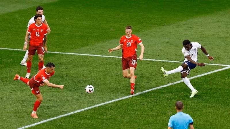 Bukayo Saka ghi siêu phẩm ở phút 80 giúp Anh gỡ hòa Thụy Sĩ, trước khi thắng ở loạt luân lưu để vào bán kết. 8.jpeg