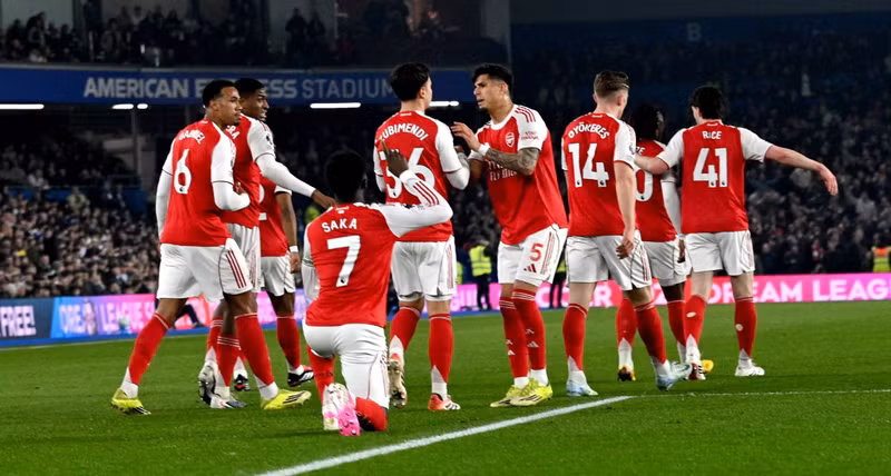 Với chiến thắng sân khách và cú sảy chân của Man City, Arsenal củng cố vững chức ngôi đầu. arsenal-5.jpg