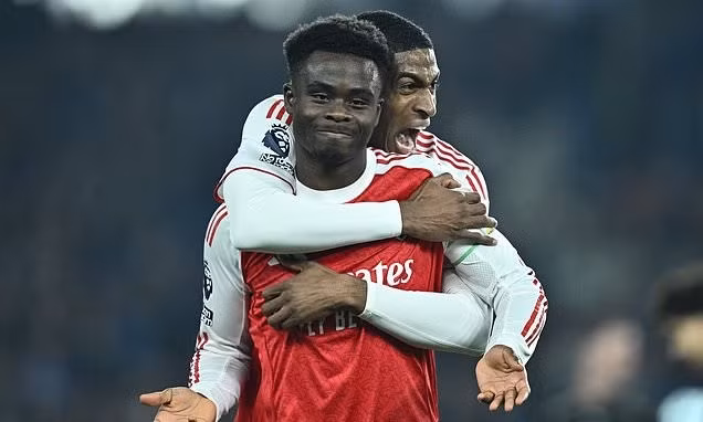 Saka và các đồng đội hiện đang có 67 điểm, hơn 7 điểm so với đội bám đuổi Man City, song đang thi đấu nhiều hơn đối thủ 1 trận. arsenal-6.jpg