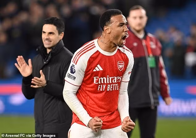 Cờ lúc này lại tới tay Arsenal, họ được quyền tự quyết ngôi vô địch trong 8 vòng đấu còn lại tại Ngoại hạng Anh mùa này. arsenal-7.jpg