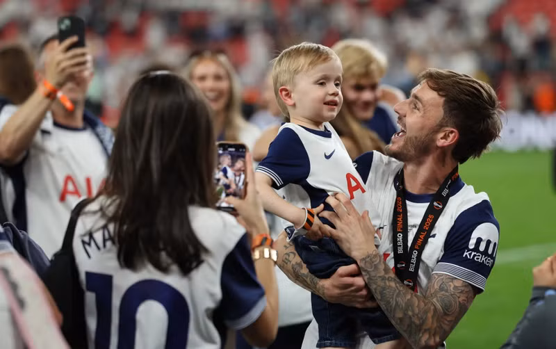 Ngôi sao Tottenham bế trên tay nhóc tỳ theo mẹ tới Bilbao – Tây Ban Nha cổ vũ cho bố. wag-3.jpg