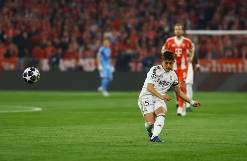 Tận dụng sai lầm khó tin của thủ thành Manuel Neuer giúp Arda Guler tung cú sút xa đẹp mắt mở tỷ số cho Real Madrid ở ngay giây thứ 35. bayern-munich-6.jpg