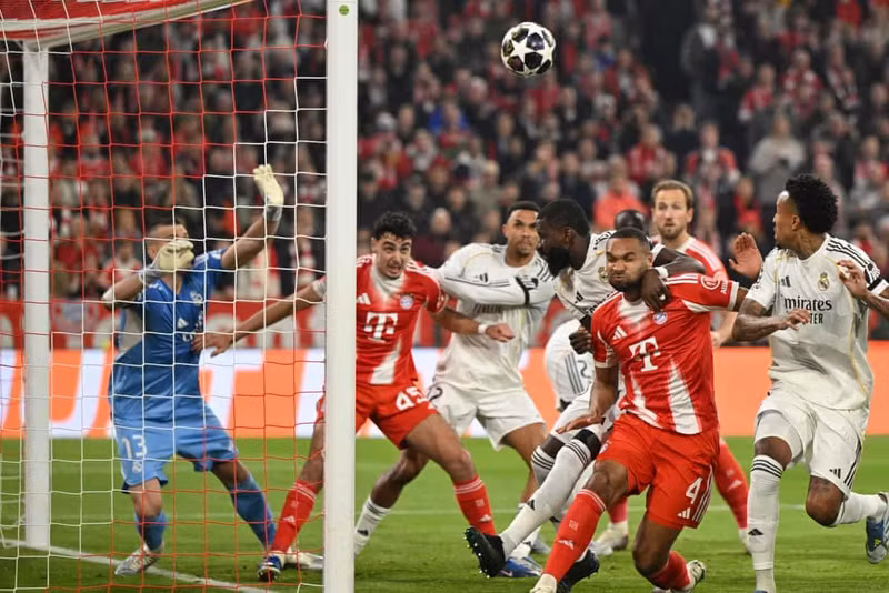 Chỉ 5 phút sau tới lượt Aleksandar Pavlovic tận dụng sai lầm của thủ môn Andriy Lunin ghi bàn quân bình tỷ số 1-1 cho Bayern Munich. “Hùm xám” lại dẫn trước 3-2 qua hai lượt trận tứ kết. bayern-munich-7.jpg