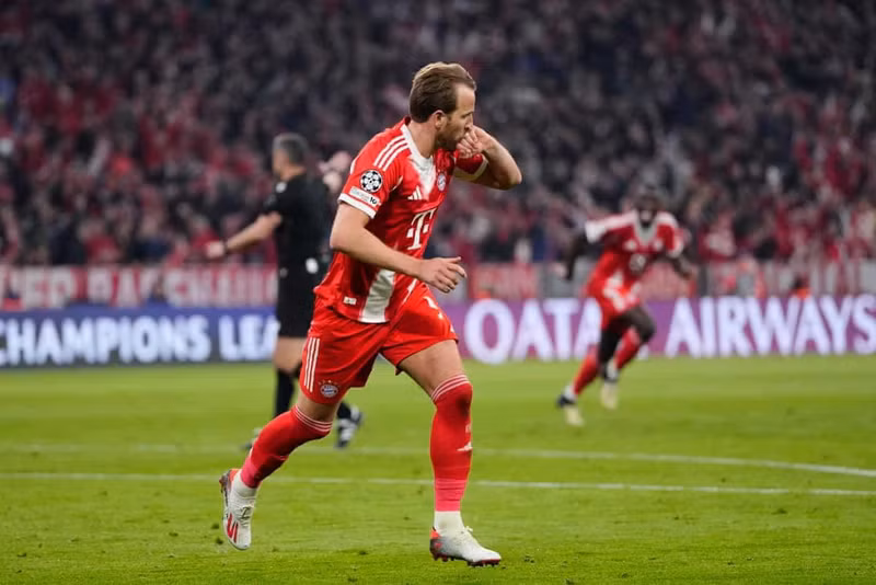 Tới phút 38, tiền đạo Harry Kane ghi bàn quân bình tỷ số 2-2 (Bayern Munich dẫn trước 4-3 chung cuộc). Đây là bàn thắng thứ 50 của Kane cho Bayern Munich mùa này, chưa kể 5 bàn khác cho đội tuyển Anh. bayern-munich-9.jpg