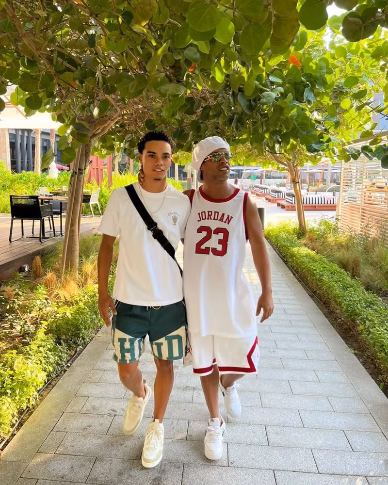 Cậu là con trai một của huyền thoại bóng đá Ronaldinho. 8.jpg