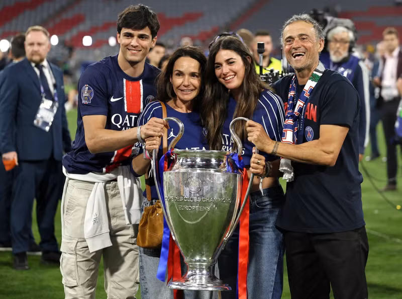 Hình ảnh cổ động viên PSG lấy cỏ tại sân nhà câu lạc bộ Bayern Munich. psg-6-4665.jpg