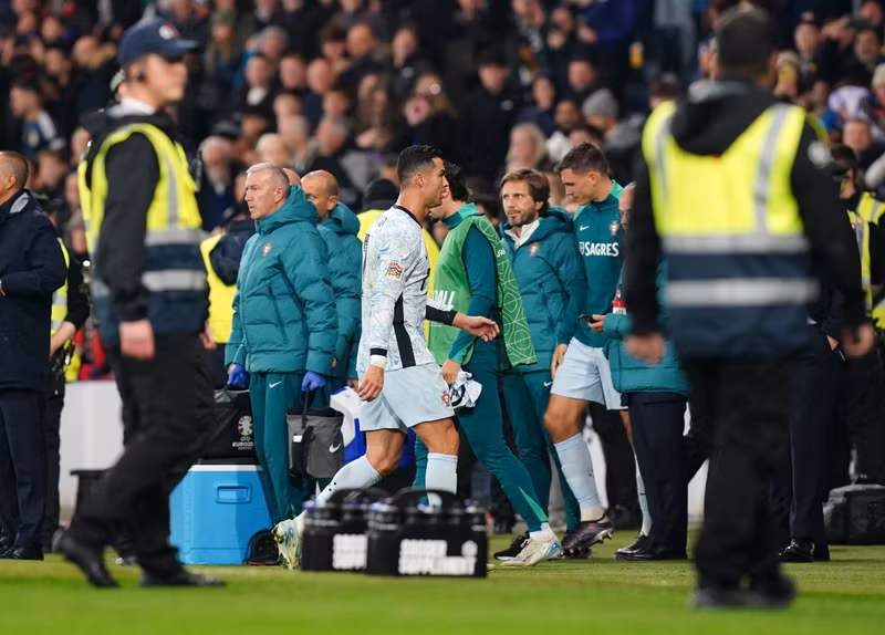 Cựu ngôi sao của Man Utd sau đó rời sân mà không chào khán giả đã cổ vũ cho mình và đội tuyển Bồ Đào Nha. 3-1795.jpg