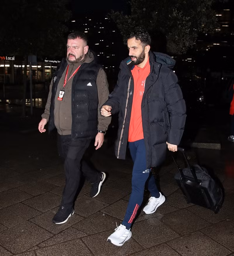 Huấn luyện viên Ruben Amorim của Man Utd lái xe đến ga tàu. 8-4476.jpg
