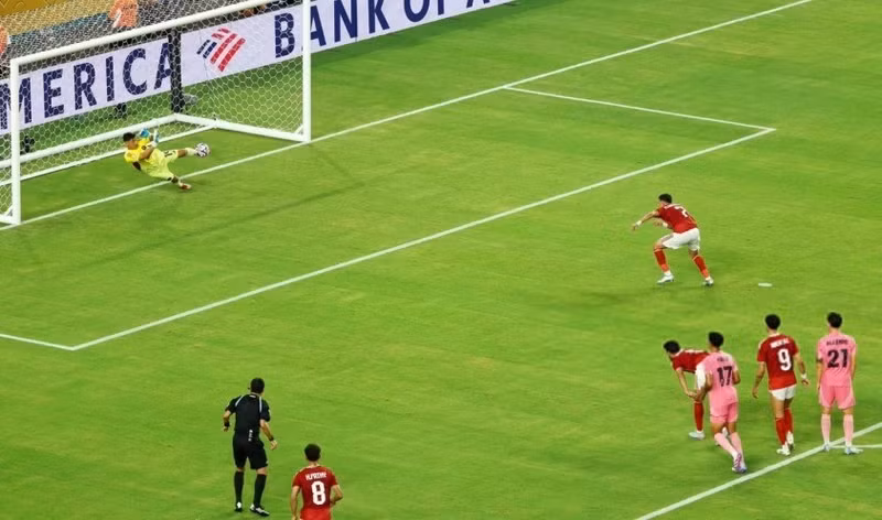 Cũng tiếc cho đại diện Ai Cập khi họ không thực hiện thành công quả đá phạt đền. messi-7.jpg