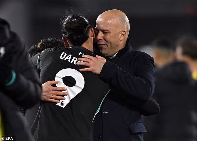 Đoàn quân của Arne Slot đang có 50 điểm, hơn 6 điểm so với nhì bảng Arsenal, dù đang thi đấu ít hơn 1 trận. liverpool06.jpg