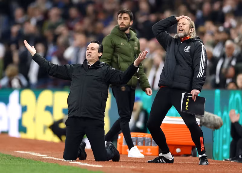 Unai Emery quỳ xuống sau khi Ezri Konsa bỏ lỡ đáng tiếc. aston-villa-12.jpg