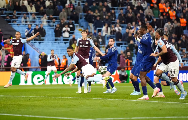 Ezri Konsa suýt chút nữa đã đánh đầu tung lưới PSG lần thứ hai, để đưa trận đấu vào hiệp phụ. aston-villa-11.jpg