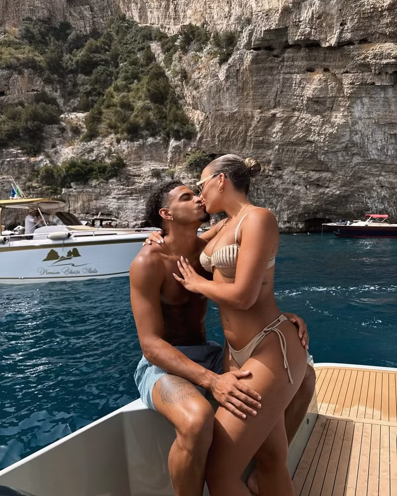 Cặp đôi vừa du lịch trượt tuyết ở Courchevel bằng phi cơ riêng, vừa thư giãn ở Amalfi và Dubai, nơi Britney ghi điểm với bikini nóng bỏng. 7.jpg