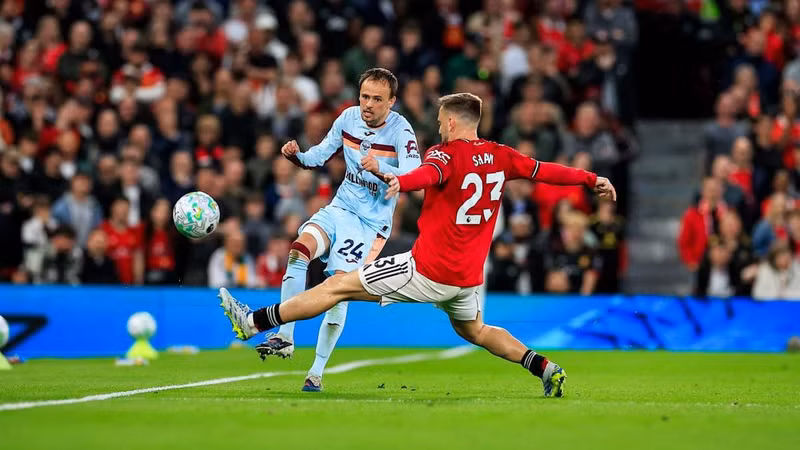 Dẫn trước 2 bàn, Man Utd thi đấu có phần chùng xuống ở hiệp hai, tạo điều kiện cho đội khách vùng lên mạnh mẽ. Tuy nhiên, nỗ lực của “Bầy ong” chỉ giúp họ có được bàn gỡ nhờ công Mathias Jensen ở phút 87. man-utd-05.jpg