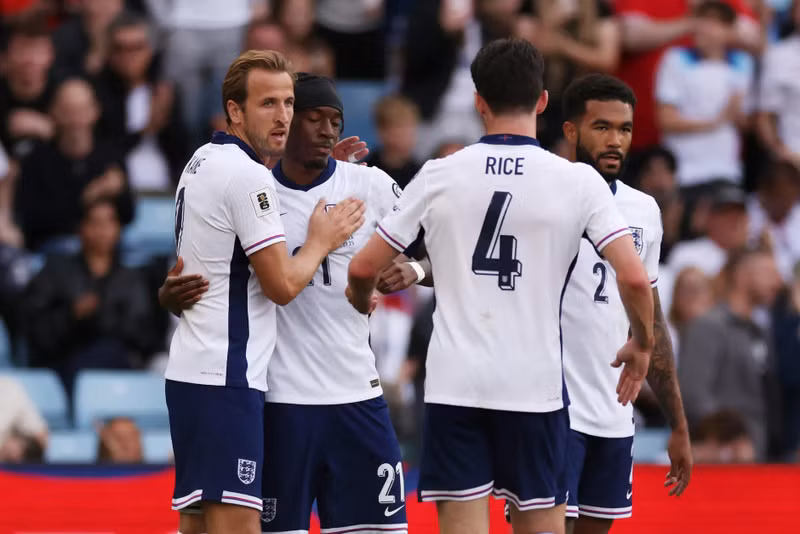 Harry Kane và các đồng đội gặp khó trong việc xuyên thủng hàng phòng ngự 7 người của đối thủ. anh-2.jpg