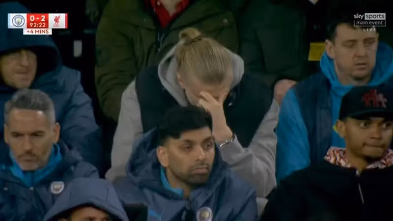Hình ảnh thất vọng của Erling Haaland từ trên khán đài. Anh dính chấn thương không thể ra sân. liverpool-06.jpg