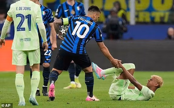 Chủ nhà Inter Milan nhập cuộc tốt hơn và họ đã dẫn trước 2 bàn trong hiệp một. barca-3.jpg