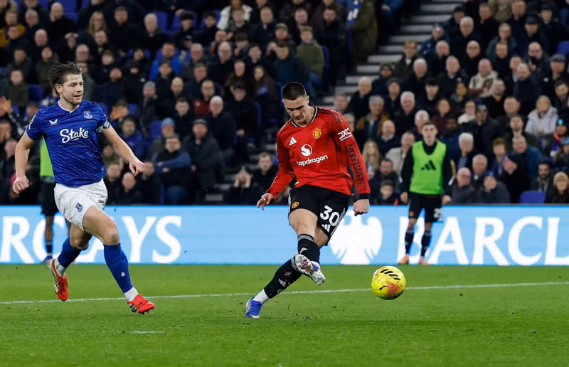 Tiền đạo Benjamin Sesko điềm tĩnh dứt điểm ghi bàn thắng duy nhất giúp Man Utd hạ chủ nhà Everton 1-0. Đây là lần thứ 3 trong 4 trận anh vào sân từ băng ghế dự bị và giúp Man Utd giành được điểm. man-utd-01.jpg