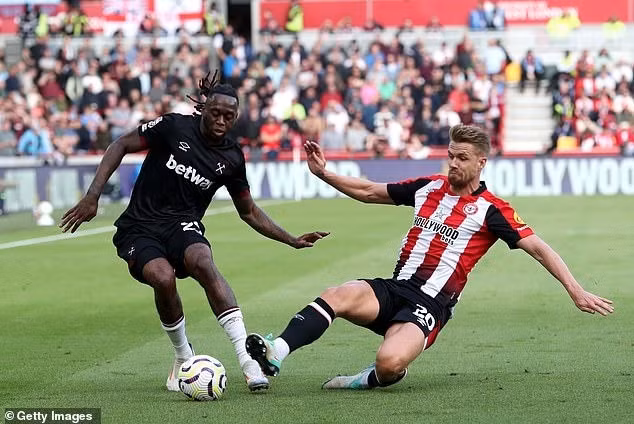 Brentford cũng xé lưới Man City ở phút đầu tiên và sau đó thua ngược Man City 1-0 ở vòng 4. Bàn thắng giúp Brentford làm nên lịch sử nhờ công của Yoane Wissa. 6.jpg