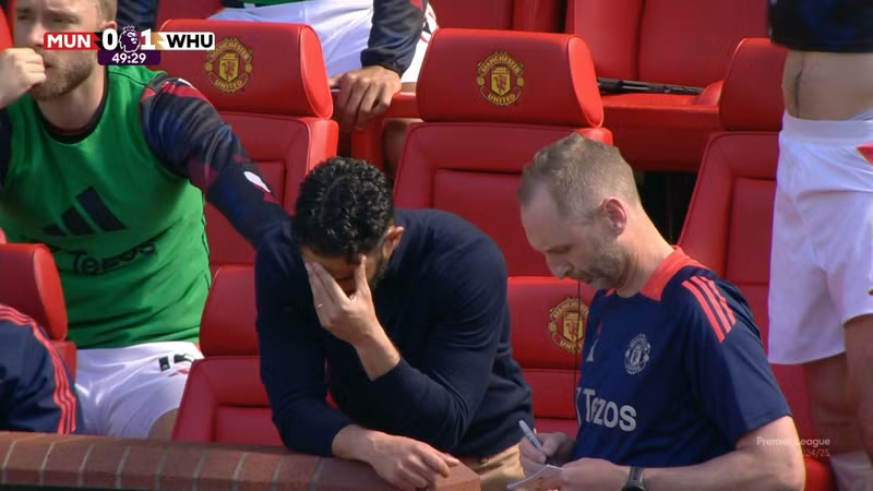 Biểu hiện lo lắng và thất vọng của HLV Ruben Amorim khi trung vệ Leny Yoro ngã xuống. man-utd-3.jpg