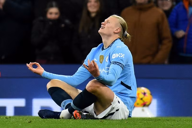 Tiền đạo người Na Uy mừng bàn thắng theo kiểu ngồi thiền. man-city-06.jpg