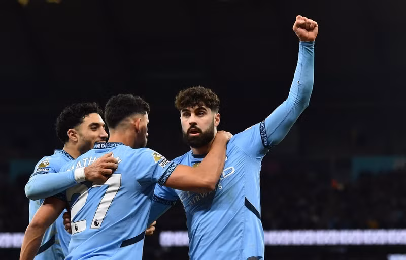 Nhận bàn thua choáng váng nhưng các cầu thủ chủ nhà vẫn bình tĩnh đáp trả. man-city-03.jpg