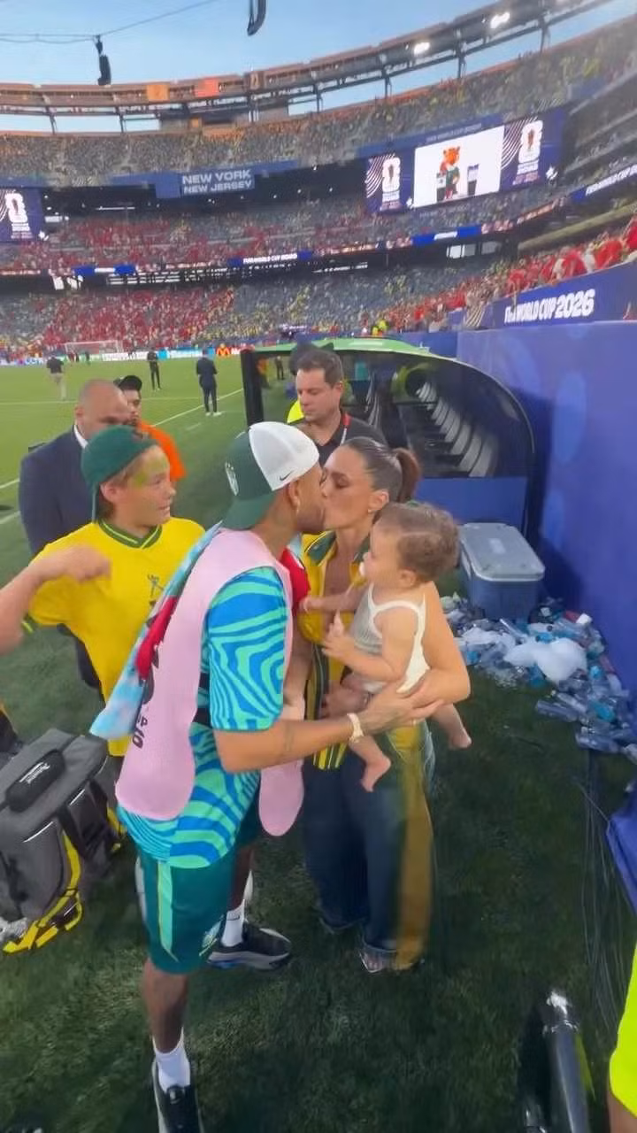 Neymar và Bruna Biancardi tiếp tục có khoảnh khắc tình cảm bên đường biên. Những hình ảnh này khiến sự xuất hiện của gia đình Neymar trở thành một trong những điểm nhấn ngoài sân cỏ. neymar-6.jpg