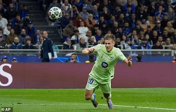 Dani Olmo quân bình tỷ số 2-2 cho Barcelona ở phút 60. barca-9.jpg