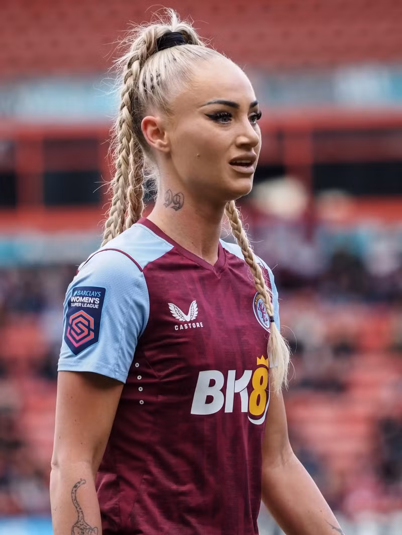 Cô cũng từng chơi cho Aston Villa của nước Anh. 8.jpg