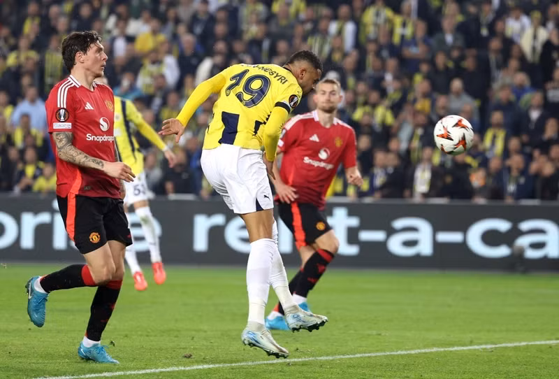 Youssef En-Nesyri đánh đầu gỡ hòa cho Fenerbahce ở phút 49. 2-7036-3126.jpg