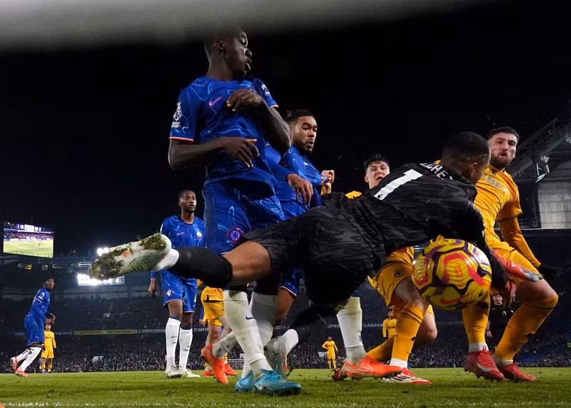 Matt Doherty đã tận dụng sai lầm của nguời gác đền quốc tịch Tây Ban Nha để ghi bàn quân bình tỷ số 1-1 cho Wolves ở phút 45+5. chelsea-06.jpg