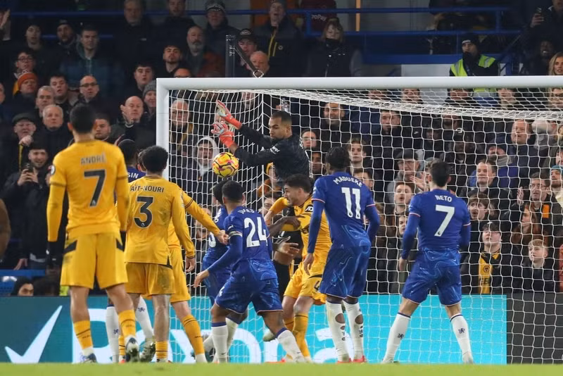 Thủ môn Robert Sanchez của Chelsea sau đó mắc sai lầm nghiêm trọng. chelsea-05.jpg