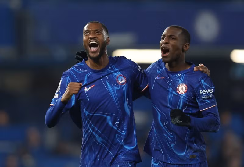 Hậu vệ phải chờ VAR công nhận bàn thắng của mình. chelsea-03.jpg