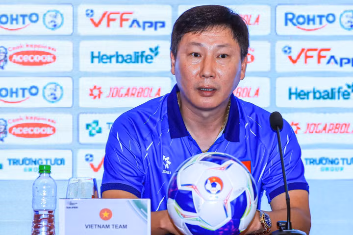HLV Kim Sang-sik sẽ giao quyền cho một trợ lý để tập trung thực hiện nhiệm vụ cùng đội tuyển Việt Nam ở những giải đấu quan trọng trong cùng thời điểm. kim.png