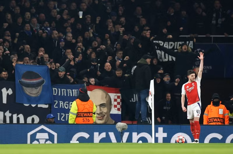 Bất chấp được thi đấu trên sân nhà nhưng cầu thủ của Arsenal vẫn nhiều lần bị cổ động viên đội khách ném chai lọ từ trên khán đài. arsenal-06.jpg