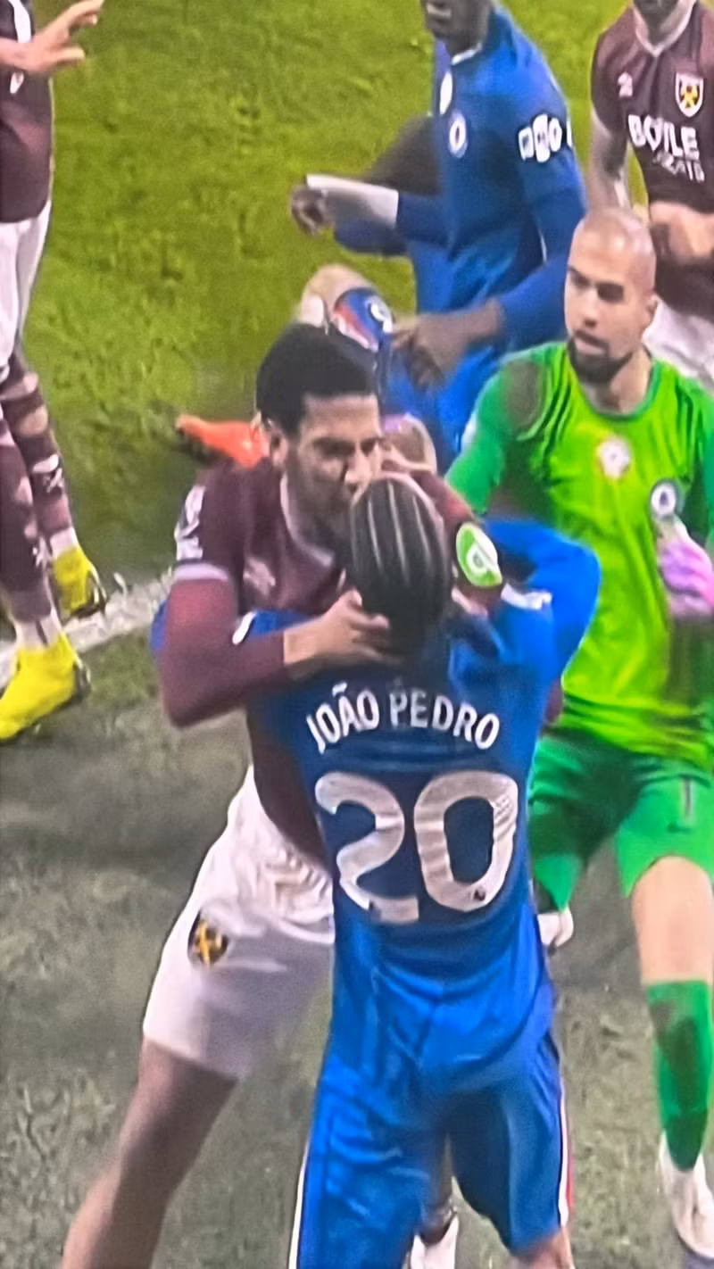 Tình hình vượt tầm kiểm soát khi West Ham được hưởng quả phạt góc ở thời gian bù giờ cuối cùng của trận đấu nhưng không tận dụng thành công. 4.jpg