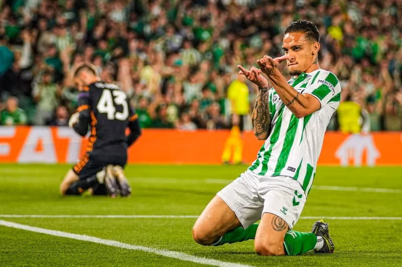 Antony, cầu thủ cũng thuộc biên Man Utd, ăn mừng trong trận Betis thắng Fiorentina 2-1 ở lượt đi bán kết Conference League trên sân Benito Villamarin, Sevilla, Tây Ban Nha hôm 2/5. chelsea-8.jpg