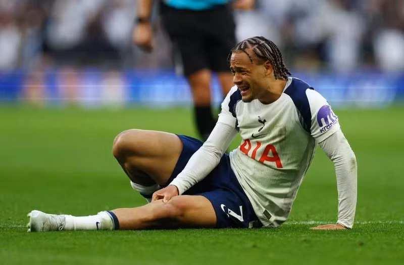 Tiền vệ Xavi Simons: Giá trị giảm từ 70 triệu euro xuống còn 50 triệu euro, mất 20 triệu euro. Cầu thủ Tottenham gặp khó trong quá trình thích nghi với Ngoại hạng Anh, rồi tiếp tục bị chấn thương làm gián đoạn đà hòa nhập. 6.jpg
