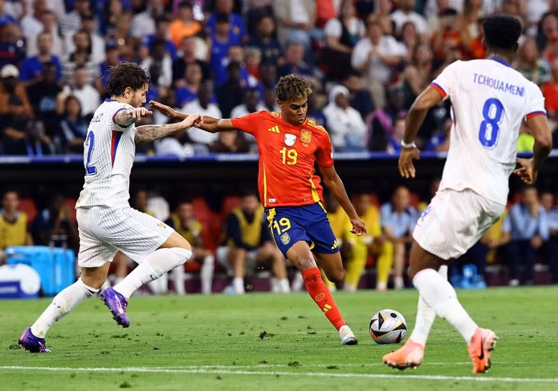 Lamine Yamal: Chỉ mới 17 tuổi nhưng thần đồng bóng đá Tây Ban Nha chơi đầy chững chạc tại EURO 2024. Cậu được bình chọn cầu thủ trẻ hay nhất giải đấu do Đức đăng cai. 5.jpeg
