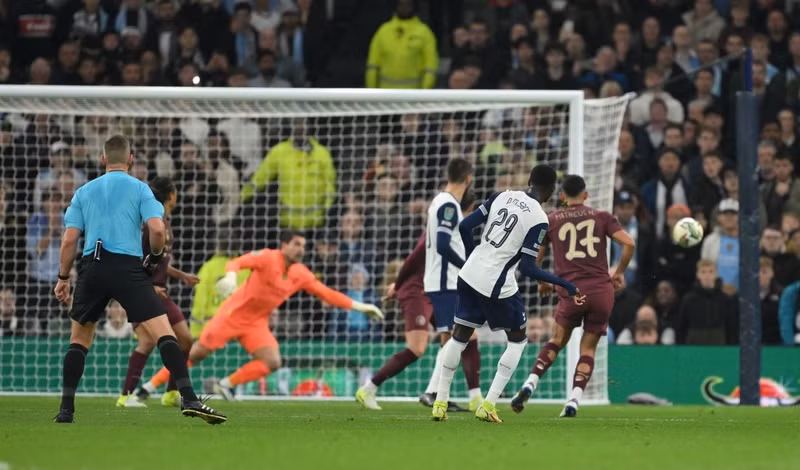 Pape Matar Sarr nâng tỷ số lên 2-0 cho đội chủ nhà bằng một cú sút xa chính xác ở phút 25. 3-6343.jpg