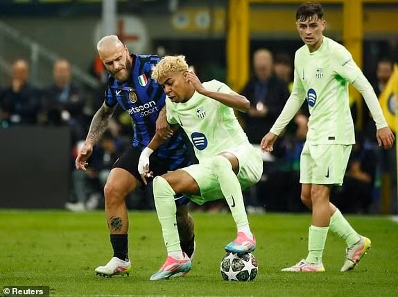 Gió đổi chiều chóng vánh ở hiệp hai khi đội khách Barcelona ghi ba bàn để dẫn trước 3-2 cho tới tận phút bù giờ. barca-7.jpg