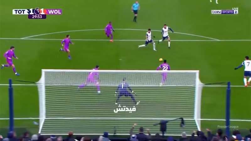 Dominic Solanke và Rodrigo Bentancur đều lao vào đón bóng trong vòng cấm của Wolves. tottenham-02.jpg