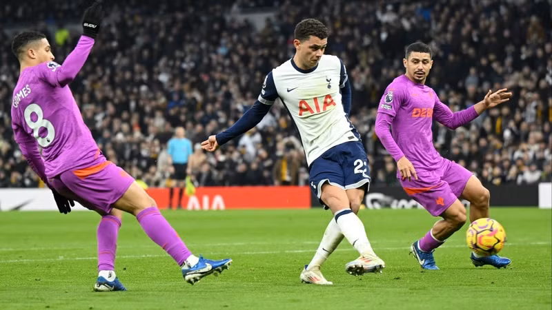 Brennan Johnson ghi bàn đưa Spurs vươn lên dẫn ngược 2-1 trước khi hiệp một khép lại. tottenham-07.jpg