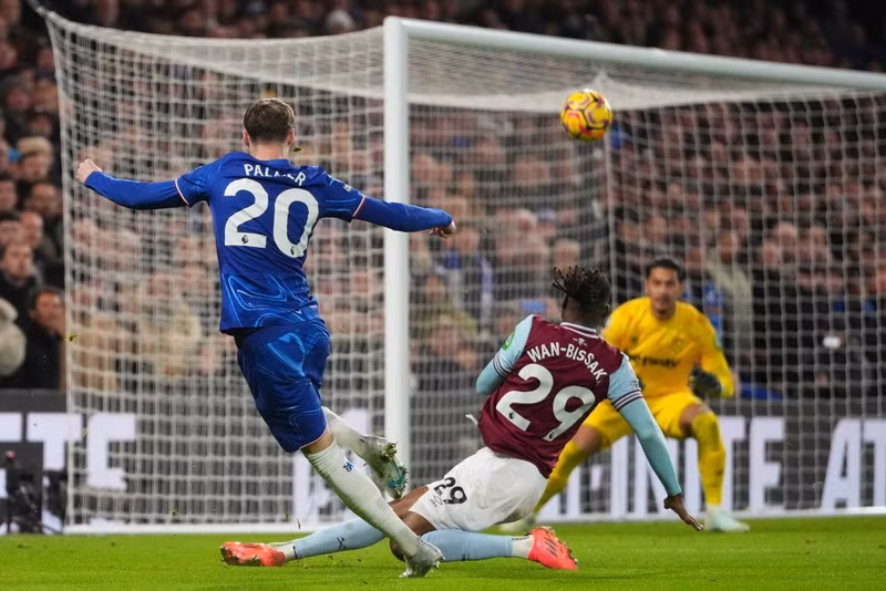 Chỉ 10 phút sau, cựu cầu thủ Man Utd bên phía West Ham là Aaron Wan-Bissaka phản lưới nhà sau đường căng ngang của Cole Palmer. chelsea-07.jpg