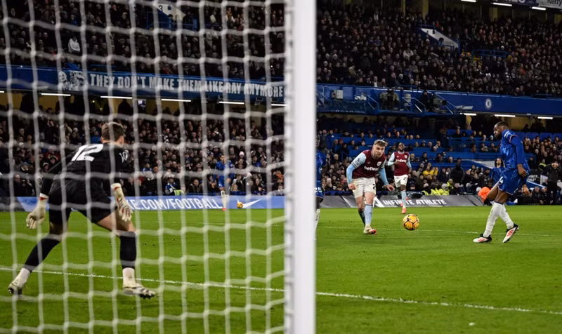 Jarrod Bowen cứa lòng về góc xa mở tỷ số cho West Ham ở phút 42. chelsea-03.png