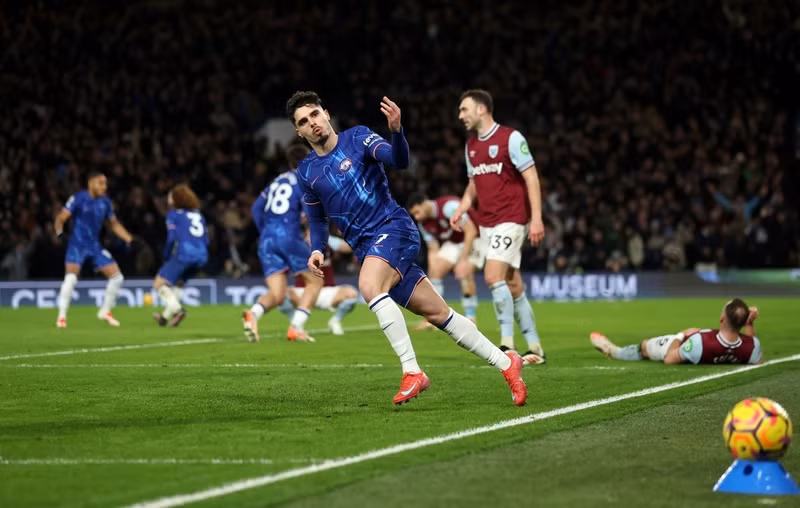Cầu thủ đội chủ nhà ăn mừng bàn thắng trên sân Stamford Bridge. chelsea-05-3028.jpg