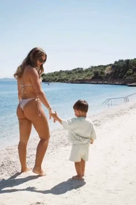 Britney De Villiers đưa con dạo chơi trên bãi biển trong kỳ nghỉ gia đình. Cô và tiền vệ Gibbs-White hiện có 2 con nhỏ. white-3-2800.jpg