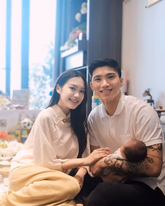 Sự mộc mạc, chân phương cùng nụ cười rạng rỡ trong ngày vui thống nhất đất nước đã làm nên bộ ảnh 30/4 đầy cảm xúc của gia đình Văn Hậu – Hải My. 11.png