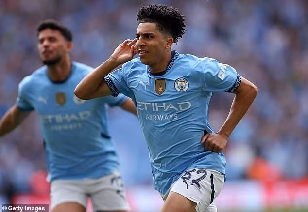 Rico Lewis mở tỷ số cho Man City khi trận đấu mới trôi qua được 2 phút. man-city-3.jpg