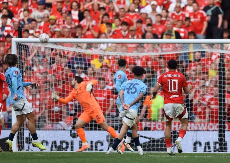 Nottingham Forest cũng có những điều phải tiếc nuối vì thần may mắn ngoảnh mặt với họ. Đặc biệt, Morgan Gibbs-White đã 2 lần sút bóng trúng khung thành trong hiệp hai. man-city-6-4834.jpg